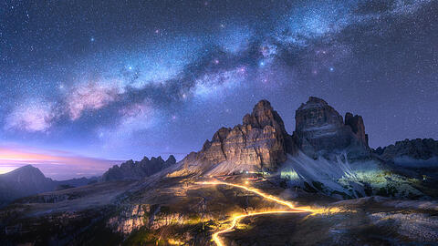 Hier ist auch nachts noch was los: Stra&szlig;e an den Drei Zinnen in den Dolomiten.