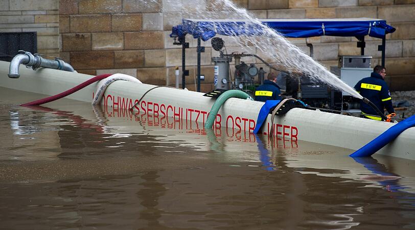 Hochwasser in Dresden: Die Elbe tritt über die Ufer.