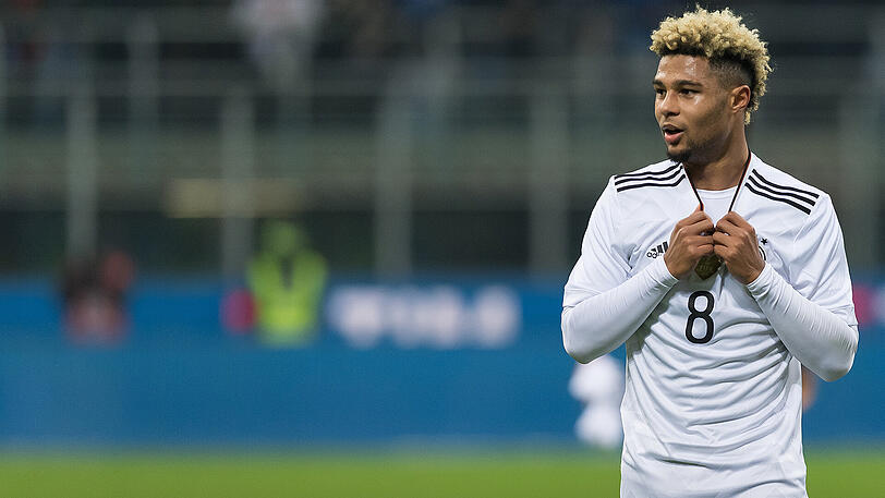 1. SERGE GNABRY (21/Deutschland/Werder Bremen): "Serge Gnabry kann einer der Topspieler der EM werden, und ich gehe eigentlich auch davon aus", sagt Horst Hrubesch. Kaum zu glauben: Noch vor einem Jahr war Gnabry in Deutschland fast vergessen, künftig steht er beim FC Bayern unter Vertrag. Der Durchbruch gelang bei Olympia 2016 unter Hrubesch, der Gnabry eine große Zukunft zutraut: "Serge ist für jede Mannschaft eine Bereicherung. Für mich könnte er auch bei Barcelona spielen, mit seiner Geschwindigkeit, mit der Technik, mit der Art und Weise als Typ."