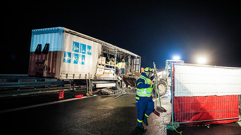 Im Kleinlaster verbrennen zwei Menschen nach dem Auffahrufall auf der A6. Die Bilder der Nacht.