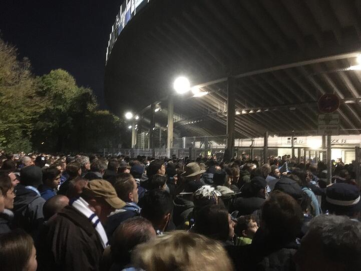 Nur wenige Minuten vor Anpfiff warten hunderte Löwen-Fans noch auf den Einlass.