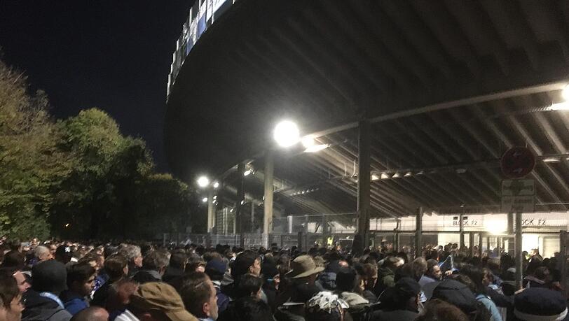 Nur wenige Minuten vor Anpfiff warten hunderte Löwen-Fans noch auf den Einlass. Nur wenige Minuten vor Anpfiff warten hunderte Löwen-Fans noch auf den Einlass.