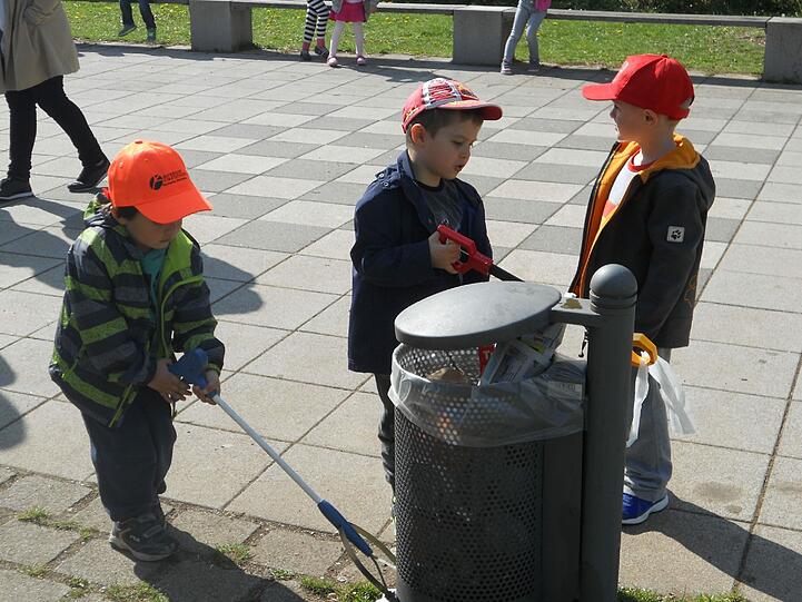 Die Kids haben kräftig aufgeräumt.