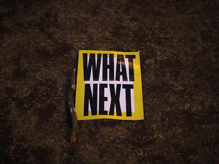 Nach einer Demo von Brexit-Gegnern ist vor dem Parlament ein Plakat liegen geblieben: "What next" ?
