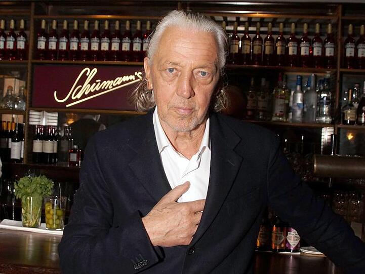 Der legendäre Münchner Bar-Mann Charles Schumann steht im Soho-Haus in Berlin an der Theke. Foto: Dirk Steinmetz/dpa