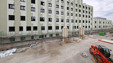 Grün sieht das neue Klinikum in Harlaching aus. Von oben wird man einen Blick in die Berge haben, kündigt eine Mitarbeiterin an.
