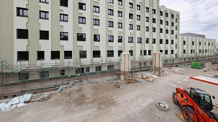 Grün sieht das neue Klinikum in Harlaching aus. Von oben wird man einen Blick in die Berge haben, kündigt eine Mitarbeiterin an.