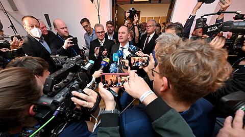 Hubert Aiwanger geht nach der Bekanntgabe der ersten Prognose an Medienvertretern vorbei.