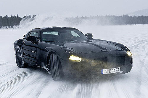 Immer noch starkt getarnt: der SLS bei Versuchsfahrten auf Eis und Schnee.