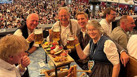 Wiesngaudi unter Politikern v.l.: Hep Monatzeder, Christian Ude, Dominik Krause und Gertraud Burkert (ehemalige Dritte B&uuml;rgermeisterin).