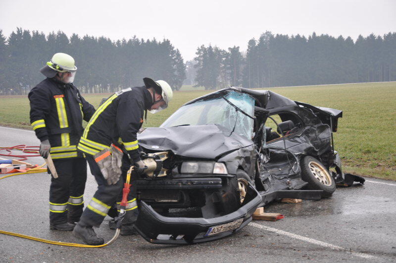 Am Donnerstagmorgen kam es auf der B299 zwischen Altötting und Unterneukirchen zu einem schweren Verkehrsunfall. Der Fahrer eines BMWs überholte mehrere Fahrzeuge und kam dabei ins schleudern. Daraufhin kollidierte das Fahrzeug mit einem Kleintransporter. Dieser erfasse den BMW seitlich auf der Fahrerseite.

Der Fahrer des erlag sofort seinen Verletzungen. Der Fahrer des Transporters wurde mit leichten Verletzungen ins Krankenhaus gebracht.