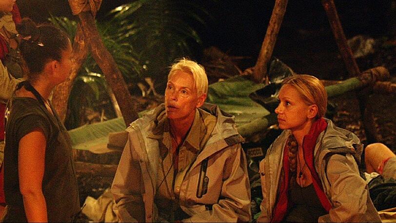 Auch am zehnten Tag im Dschungelcamp hält MIcaela Schäfer nicht viel von Kleidung - stattdessen bewältigt sie die Ekelprüfung so gut wie nackt. Jazzy, Radost und Brigitte rotten sich nach dem Abgang von Ramona zusammen, letztere spendiert den ausgezerrten Mitcampern zum Abschied nicht einmal ihre letzten Zigaretten - und am Ende geht überraschend keiner. Die besten Bilder von Tag 10 im Dschungelcamp.