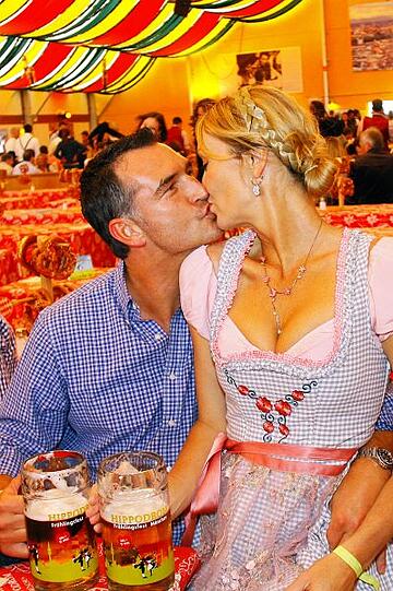 Die letzten Jahre war bei "Tracht & Pracht" einiges geboten. 2011 ließen sich auch Prominente wie Alina Baumann, Tim Lobinger, Michael Guillaume,Peyman Amin, Liliana Matthäu und Alisar Ailabouni im Hippodrom blicken. Klicken Sie durch die Bilder!