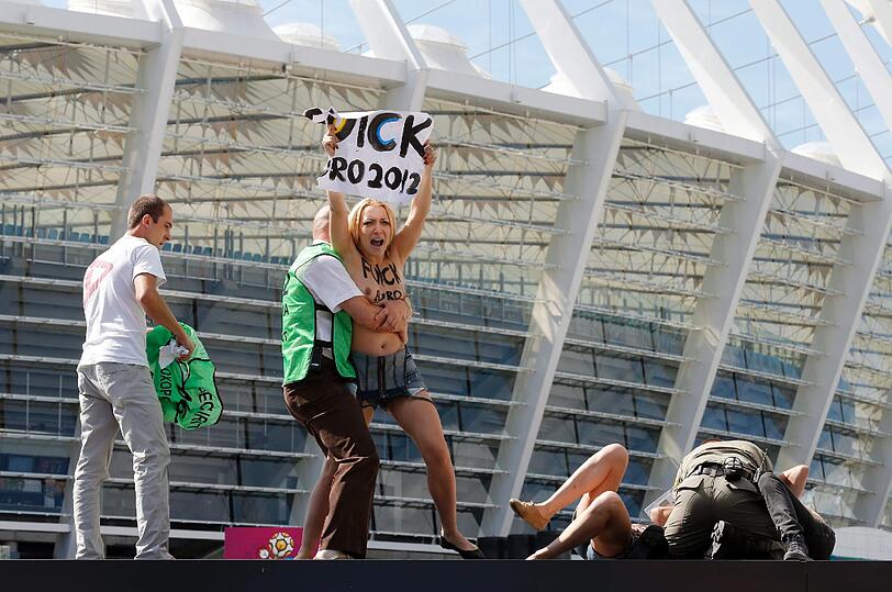 Die Proteste der der radikalen Frauenrechtsgruppe Femen werden immer bizarrer. Hitlergruß. Dildos, Prügeleien: Die Aktivistinnen schrecken vor fast nichts zurück.