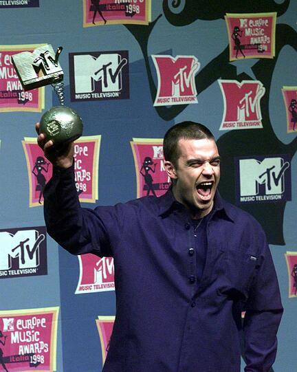 2003: Zu Hause bleibt der Erfolg ungebrochen. In Großbritannien verkauft er 1,2 Million
&bdquo;Escapology&ldquo;-Alben und wird bei den &bdquo;Brit Awards&ldquo; zum vierten Mal als &bdquo;bester nationaler Solokünstler&ldquo; ausgezeichnet.