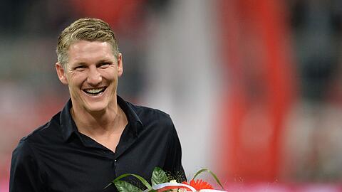 Weltmeister Bastian Schweinsteiger wurde vor dem Eröffnungspiel der Bayern geehrt.