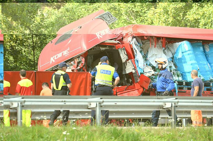Zwischen dem roten und dem grünen Lastwagen wurde das Auto der vierköpfigen Familie eingequetscht. Die Bilder des Horror-Unfalls.