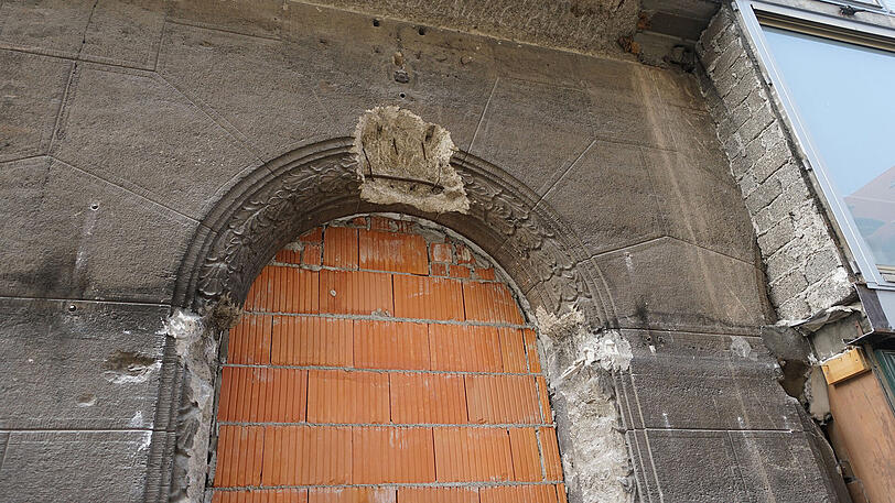 Freigelegt: Die alte Gründerzeit-Fassade im Erdgeschoss wird jetzt saniert und bleibt &ndash; künftig auch sichtbar &ndash; erhalten.