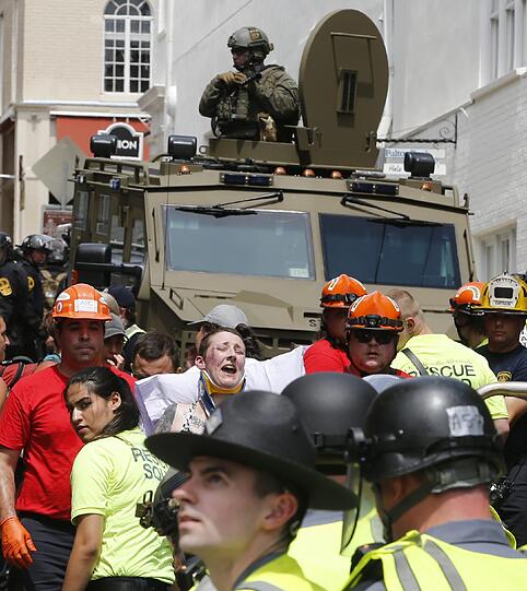 Gewalteskalation zwischen Rechten und Gegendemonstranten in den USA. Die Bilder.