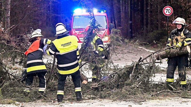Auch im Umland, wie hier in Oberhaching, hatte die Feuerwehr mit umgestürzten Bäumen zu kämpfen.
