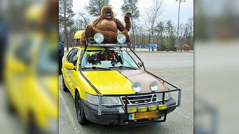 Aus für den alten Saab 900 mit Plüsch-Gorilla und selbstgeschweißtem Rammschutz.