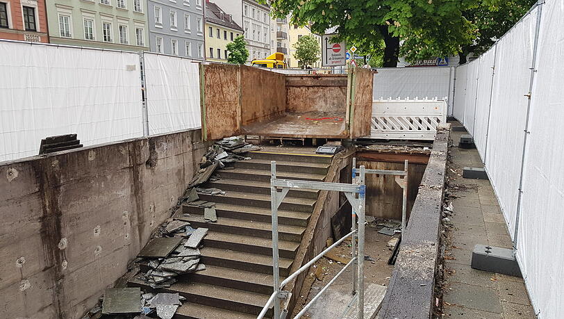 Rolltreppe raus, Wandverkleidung ab am Aufgang zur Balanstraße. Rolltreppe raus, Wandverkleidung ab am Aufgang zur Balanstraße.