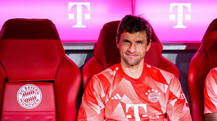 Thomas Müller sitzt auf der Ersatzbank.
