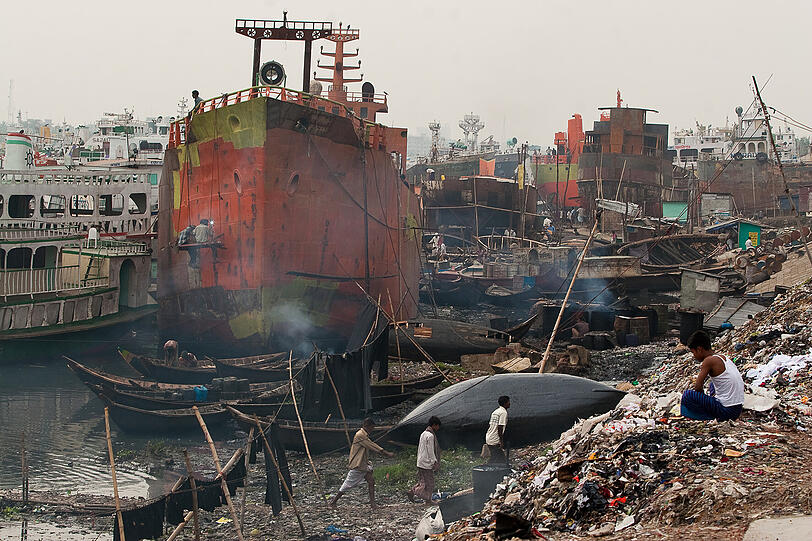 Alltag und Elend in Bangladesch &ndash; Mahmut spürt den Auswirkungen des globalen Marktes nach.