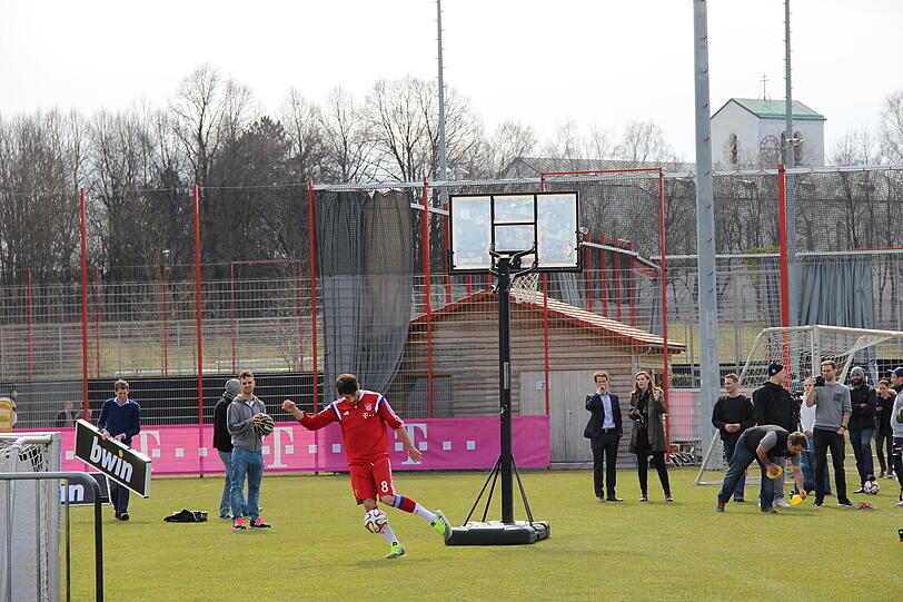 Javi Martinez könnte bald wieder ins Mannschaftstraining einsteigen. am Dienstag stand allerdings erstmal ein Sponsoren-Termin auf dem Programm. Die Bilder!