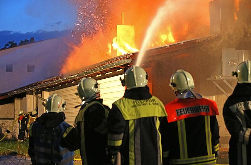 Feuerwehrmänner löschen am 09.07.2015 in Marktzeuln (Bayern) eine Halle, in der sich eine Kartbahn befindet.