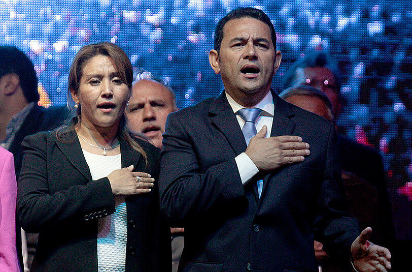 Der frühere TV-Komiker Jimmy Morales (hier gemeinsam mit seiner Frau) wurde zum neuen Staatspräsidenten Guatemalas gewählt.