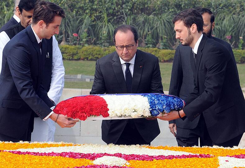 Frankreichs Präsident Francoise Hollande ist zu Gast in Indien. Er legt ein Blumenbuquet in den französichen Nationalfarben der Tricolore nieder.