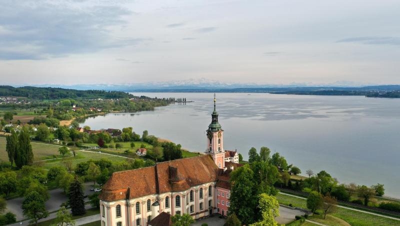Wallfahrtskirche Birnau bei Uhldingen-Mühlhofen: Der Bodensee ist eine von wenigen Regionen in Europa, in der die Grenzen zwischen den Anliegerstaaten nicht überall eindeutig festgelegt sind. Wallfahrtskirche Birnau bei Uhldingen-Mühlhofen: Der Bodensee ist eine von wenigen Regionen in Europa, in der die Grenzen zwischen den Anliegerstaaten nicht überall eindeutig festgelegt sind.