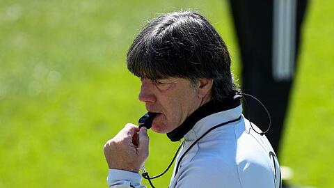Im EM-Trainingslager feilt Bundestrainer Joachim Löw an der Form seiner Spieler.