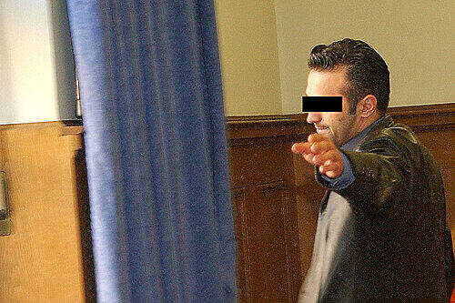 Kfz-Mechaniker Ioannis ist angeklagt, die junge Frau vergewaltigt zu haben.