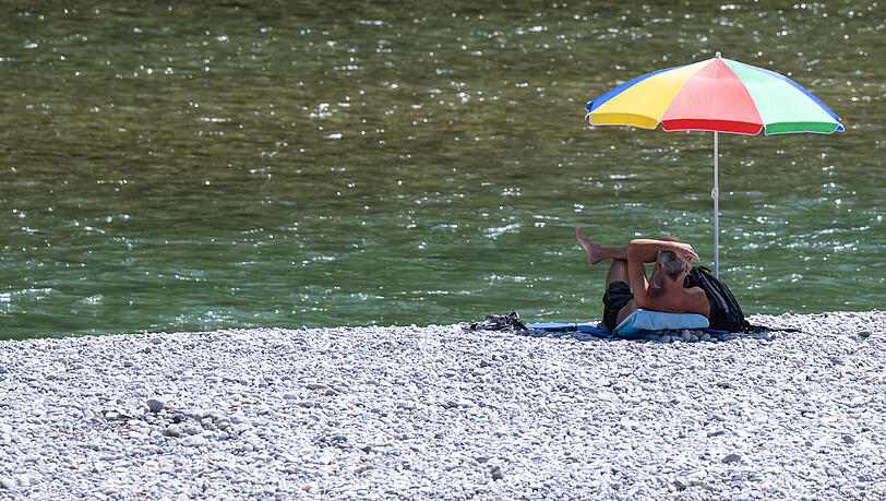 Wenn's an die Isar geht, sollte der Sonnenschirm dieser Tage unbedingt im Gepäck sein. (Archivbild)