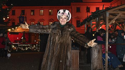 Fürstin Gloria auf dem Weihnachtsmarkt auf Schloss Thurn und Taxis.