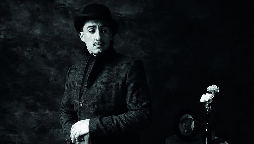 Für seine CD mit dem Münchner Rundfunkorchester hat sich Charles Castronovo als Puccini kostümiert. Für seine CD mit dem Münchner Rundfunkorchester hat sich Charles Castronovo als Puccini kostümiert.