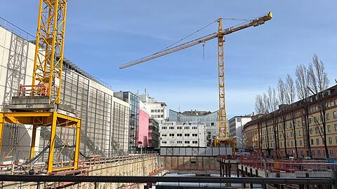 Seit Mitte Februar wird an der Adolf-Kolping-Straße 10 nicht mehr gearbeitet. Die Imfarr-Tochter, die hier eine vollautomatische Tiefgarage und darüber ein Bürohaus bauen wollte, hat Insolvenz angemeldet.