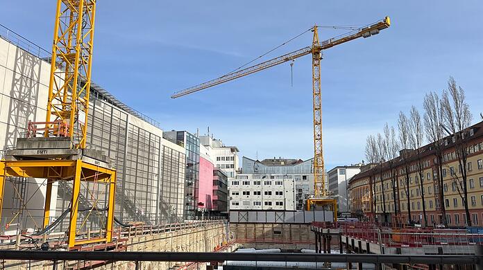 Seit Mitte Februar wird an der Adolf-Kolping-Straße 10 nicht mehr gearbeitet. Die Imfarr-Tochter, die hier eine vollautomatische Tiefgarage und darüber ein Bürohaus bauen wollte, hat Insolvenz angemeldet.