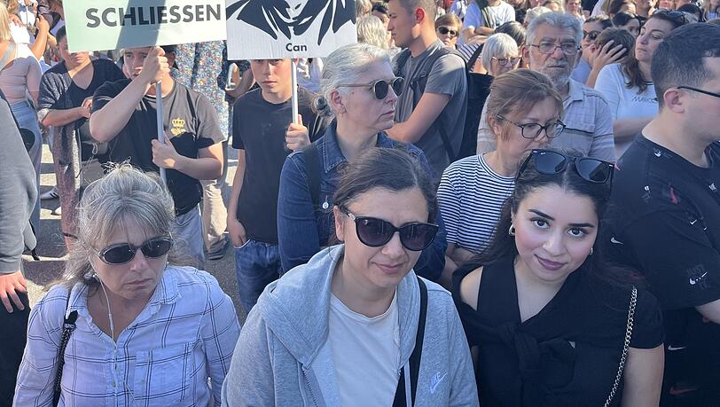 Viele Menschen haben sich am Dienstagabend versammelt, um der Opfer zu Gedenken Viele Menschen haben sich am Dienstagabend versammelt, um der Opfer zu Gedenken