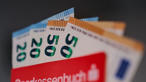 Sparb&uuml;cher, Tagesgeldkonten, Bargeld: F&uuml;r gewaltige Geldbetr&auml;ge gibt es wenig oder gar keine Zinsen. (Symbolbild)