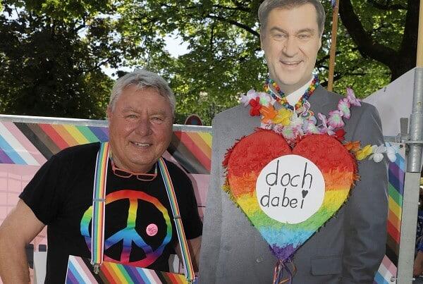 Dietmar Holzapfel 2024 mit seinem Papp-S&ouml;der.
