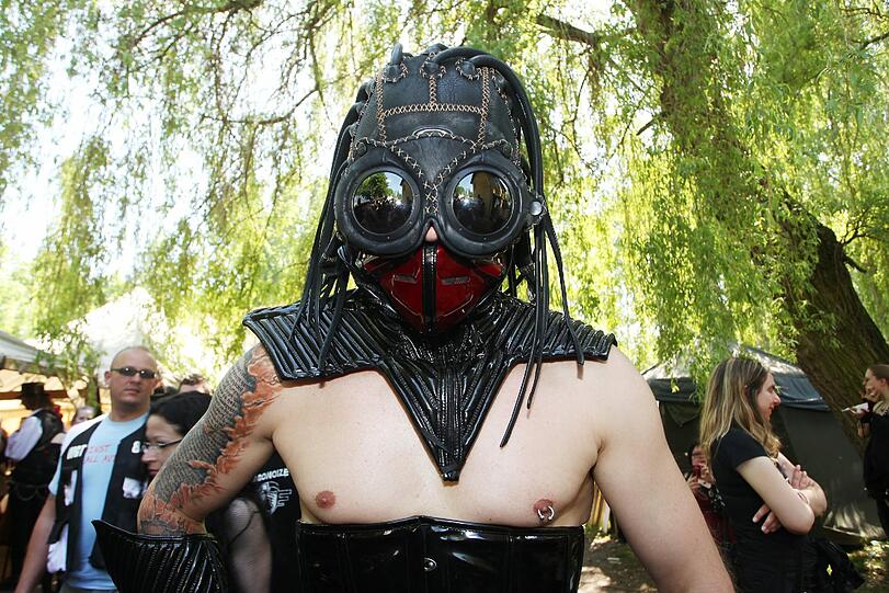 Das Wave-Gotik-Treffen gastiert seit 1992 in Leipzig und
gilt als eines der größten Treffen der Szene in Europa.