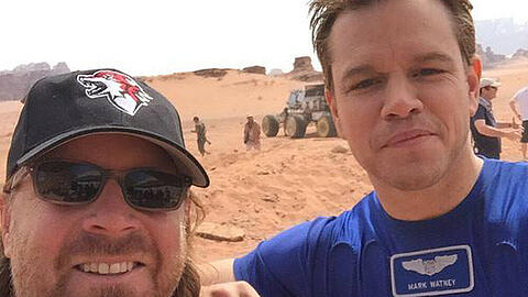 Matt Damon (r.) mit seinem Assistenten Colin am Film-Set von "The Martian"