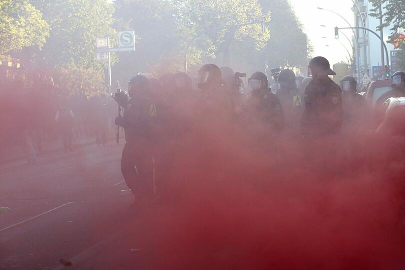 In Hamburg kam es bei zwei "revolutionären" Demonstrationen am Freitagabend zu Ausschreitungen. Die «Revolutionäre 1. Mai»-Demo in der Hansestadt stand unter dem Motto «Hamburg sieht rot»