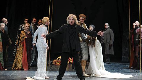 Sunnyi Melles, Dieter Dorn, Felix Rech und Lucy Wirth bei einer Probe zu Kleists &bdquo;Das Käthchen von Heilbronn&ldquo; im Residenztheater. Mit dieser Inszemierung verabschiedete sich Dorn im Februar 2011 als Regisseur und Intendant vom Bayerischen Staatsschauspiel.