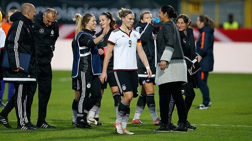 Bundestrainierin Steffi Jones (rechts) und ihre Schützlinge nach dem 4:2 im Oktober 2016 gegen die Niederlande.