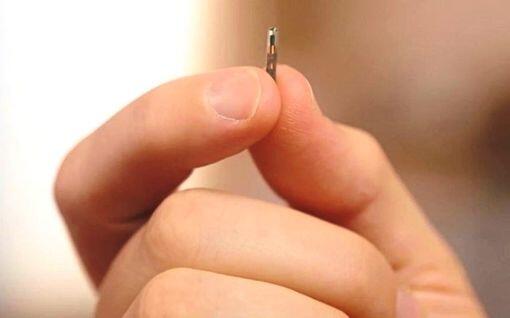 Der NFC-Chip ist rund zwölf Millimeter lang.