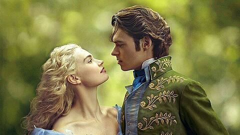 "Cinderella": Wird sich Ellas (Lily James) Traum, an der Seite des Prinzen (Richard Madden) zu leben, erfüllen?